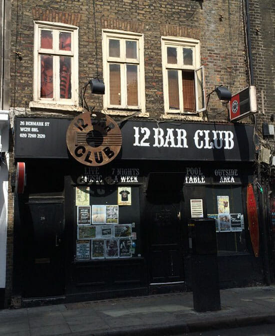 "12 Bar Club", o meglio la casa di Cormoran Strike. Se ne parla ne "Il baco da seta" e ne "Il richiamo del cuculo" di Robert Galbraith, entrambi pubblicati da Salani