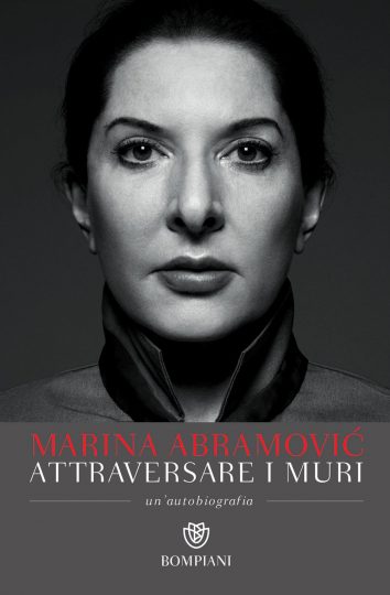  Marina Abramović - Attraversare i muri: Un'autobiografia (Bompiani)