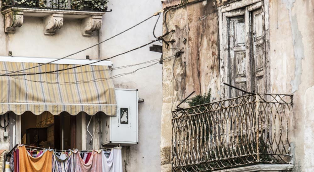 La guerra tra poveri nelle periferie e la politica distratta