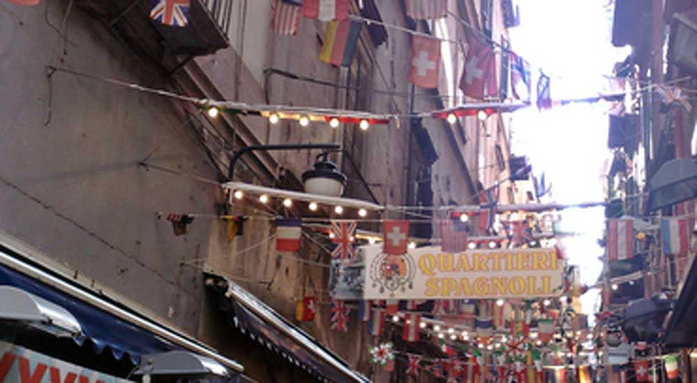 Viaggio d’autore nei Quartieri Spagnoli di Napoli
