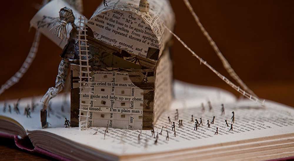 Se i libri diventano sculture che promuovono la lettura (ma l’artista non si svela)