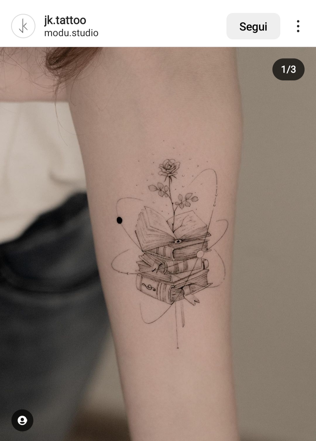 tatuaggi per amanti dei libri libro e fiori
