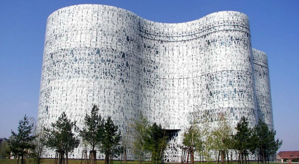 Una moderna (e coloratissima) biblioteca, che si fonde con la natura intorno – Le foto