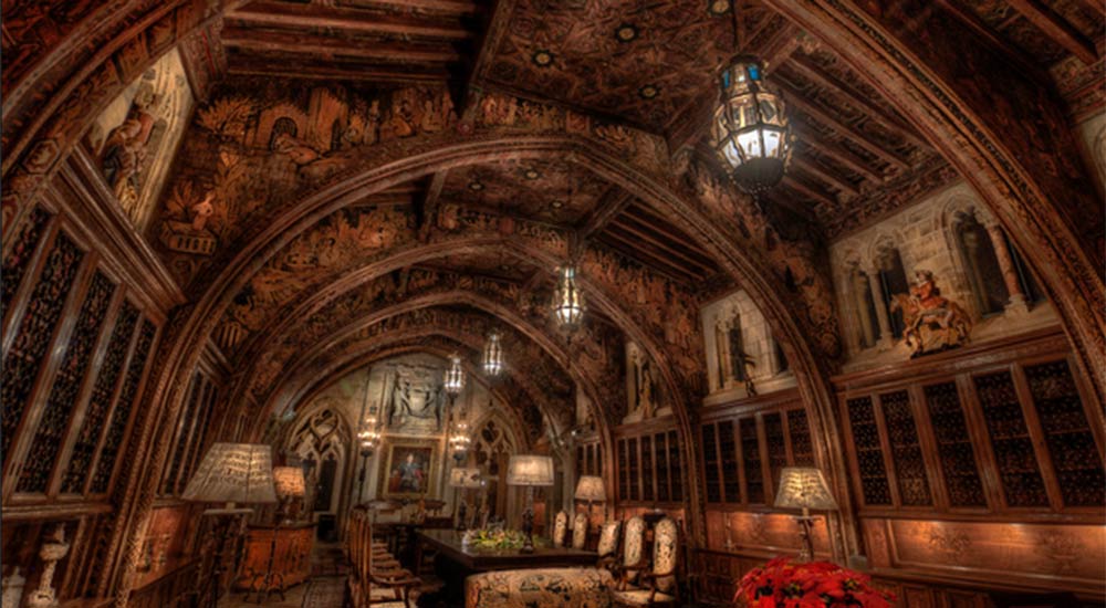 La biblioteca “gotica” (lunga 80 metri) nel castello di uno degli uomini più ricchi d’America