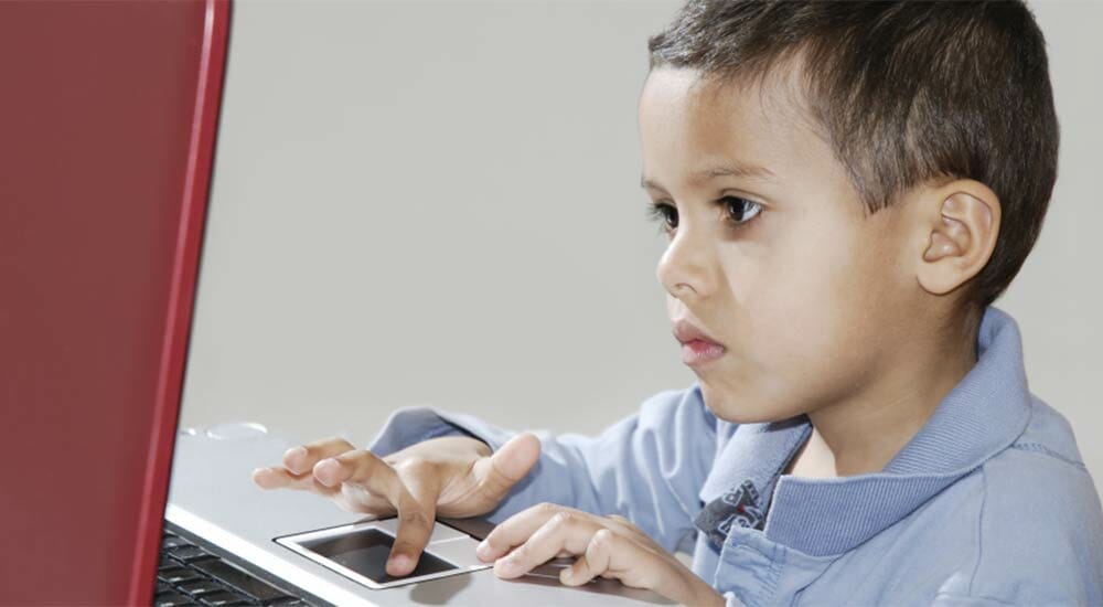 Crescere i propri figli nell’era digitale, tra libri e app