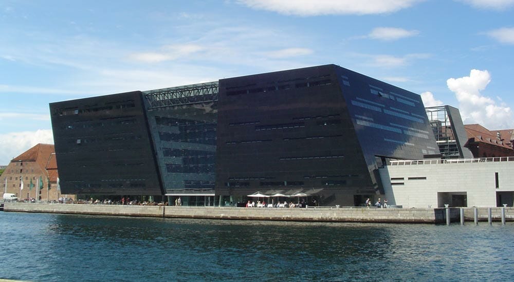 La Biblioteca reale di Copenaghen, che cambia colore durante il giorno – Gallery