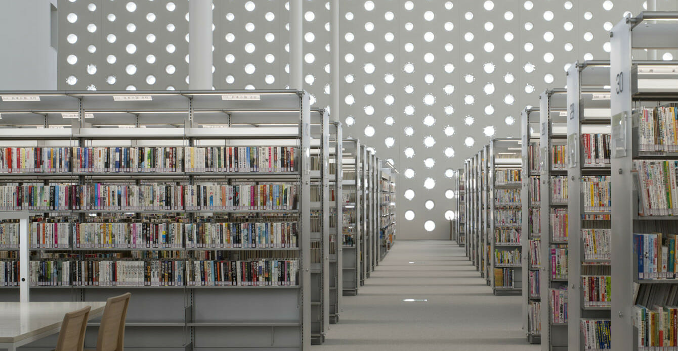 Non è un palasport: è una luminosissima biblioteca pubblica (grazie a 6mila finestre)