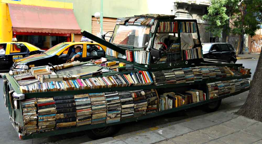 Il “carrarmato” che distribuisce libri? “Un’arma d’istruzione di massa”