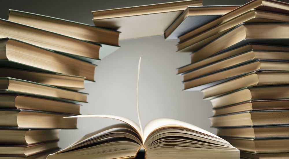 Troppi libri in casa? Sfruttate lo spazio aereo della stanza (oltre al pavimento)