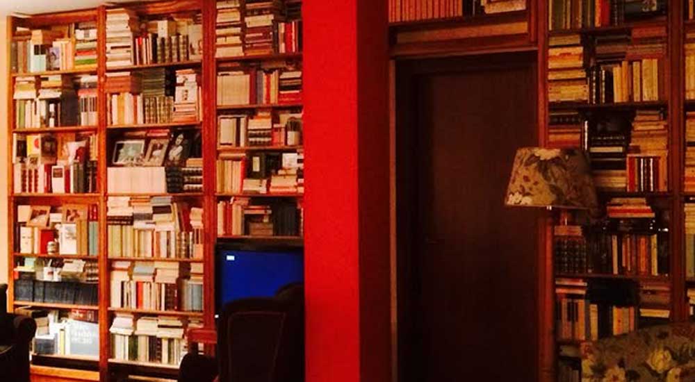 La biblioteca di un collezionista “dandy”. Ecco come tenere in ordine 20mila volumi…
