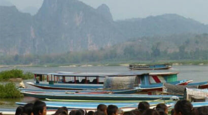 La storia (e le foto) di una barca-biblioteca itinerante che combatte l'analfabetismo nel Laos