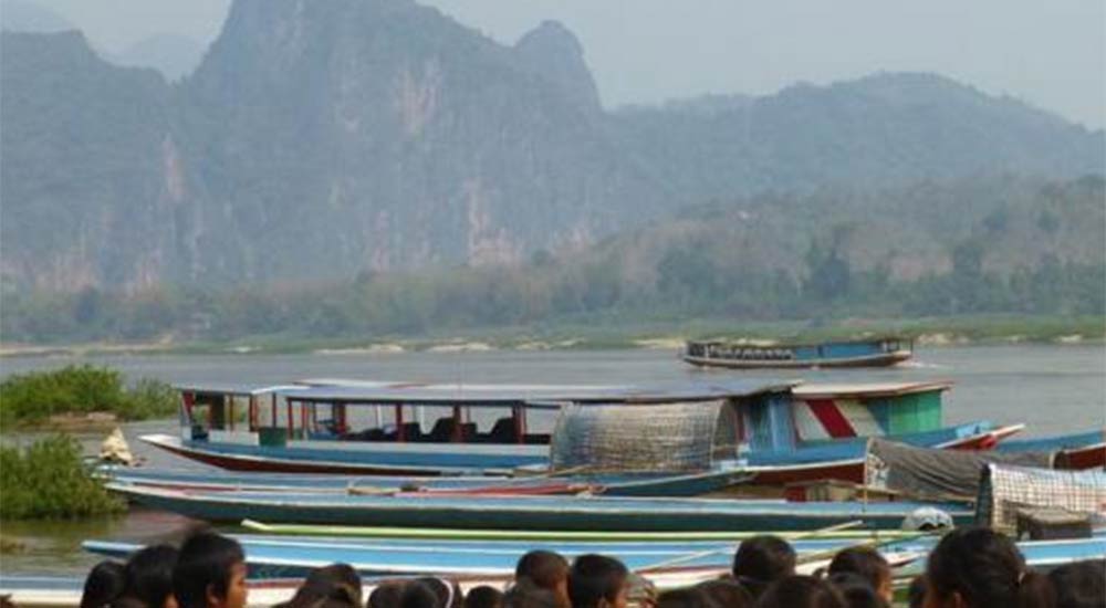 La storia (e le foto) di una barca-biblioteca itinerante che combatte l’analfabetismo nel Laos