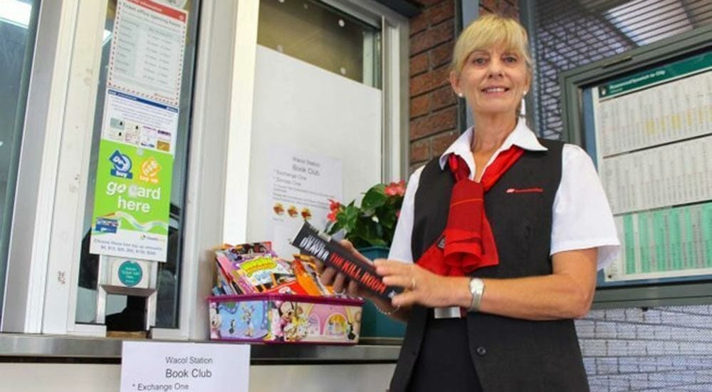 I pendolari si scambiano i libri in stazione (e abbandonano gli smartphone). Grazie a Kerry Carr – La storia