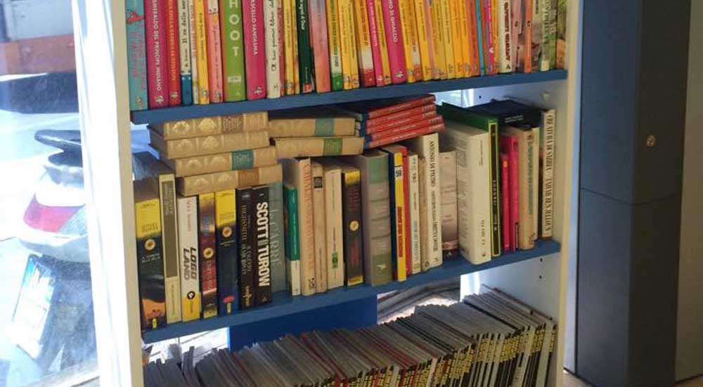 La “biblioteca” in officina. Una bella storia di passione (“condivisa”) per la lettura