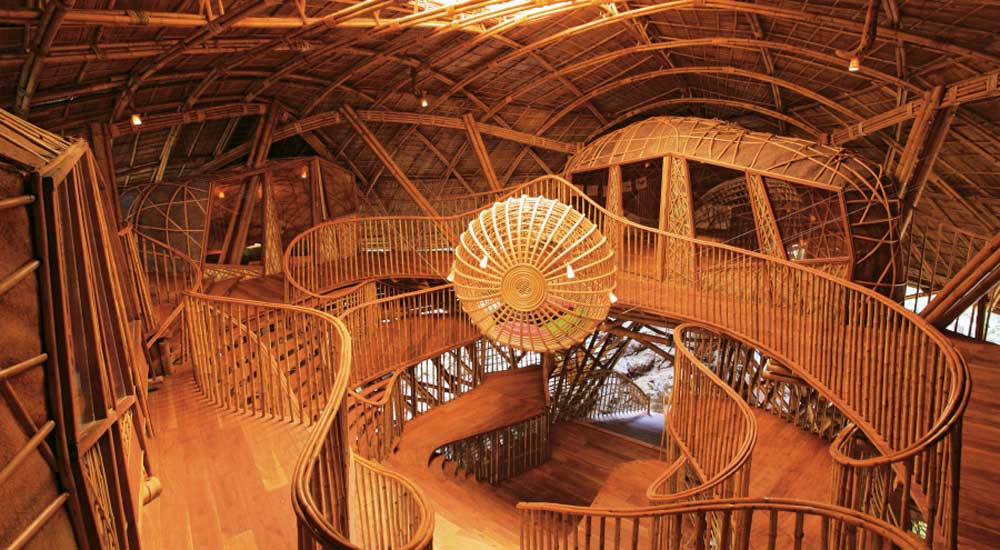 La biblioteca-labirinto in bambù (con un tappeto elastico) – Le immagini dalla Thailandia
