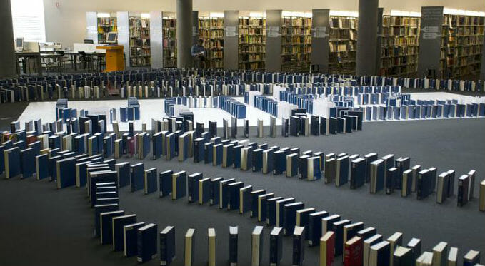 Va all’Italia il record mondiale di domino di libri. Ecco il video (spettacolare)