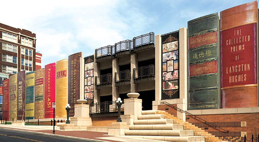Kansas, le pareti del parcheggio della biblioteca diventano libri giganti…