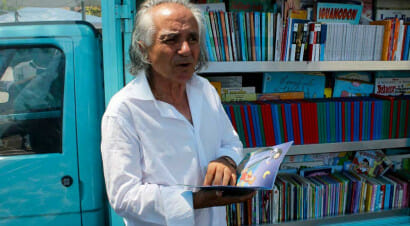 Maestro in pensione, promuove la lettura tra i più piccoli con la sua Ape-biblioteca