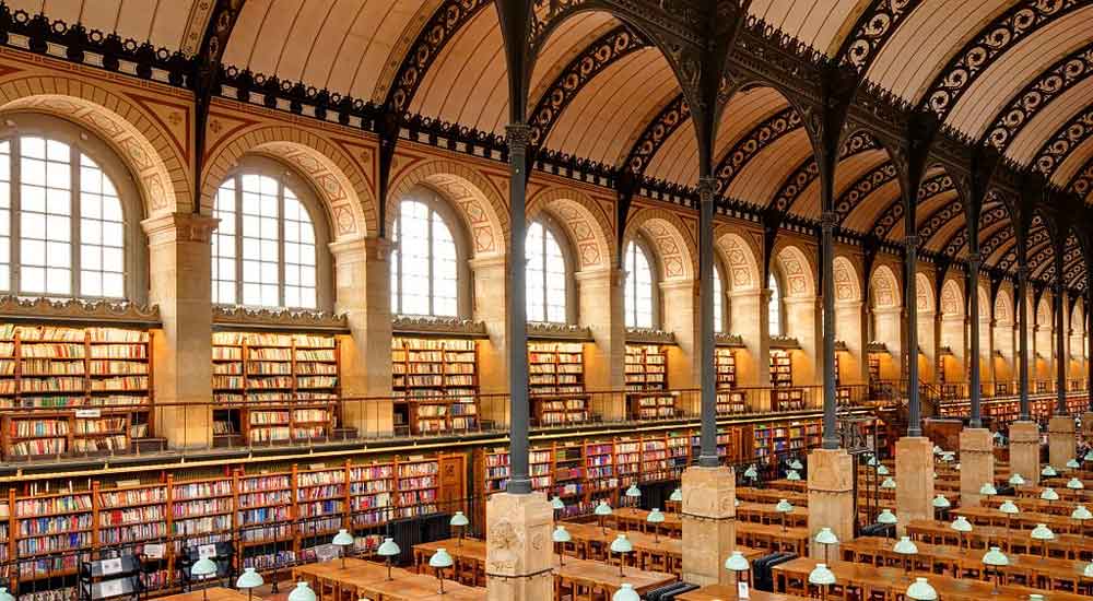 La biblioteca di Sainte Geneviéve: i nomi di centinaia di autori sulle pareti esterne…