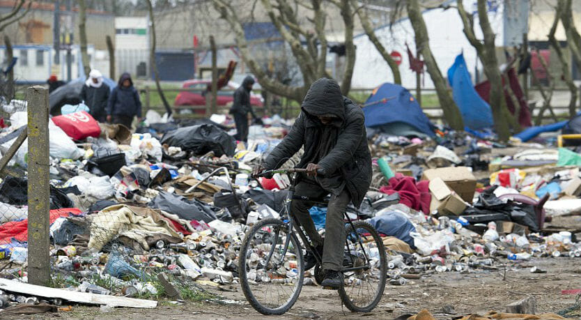 Una biblioteca nel campo profughi di Calais. In cerca di donazioni per gli immigrati