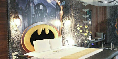 La “bat-caverna” esiste: ecco le foto della “suite” dedicata a Batman