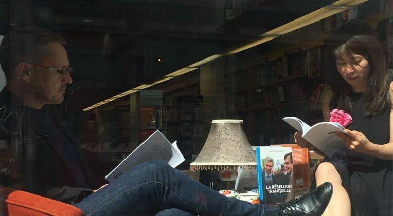 Clienti che leggono in vetrina… e ottengono uno sconto dalla libreria