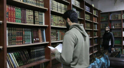 La cultura è resistenza: giovani siriani salvano i libri dalle macerie e creano una biblioteca