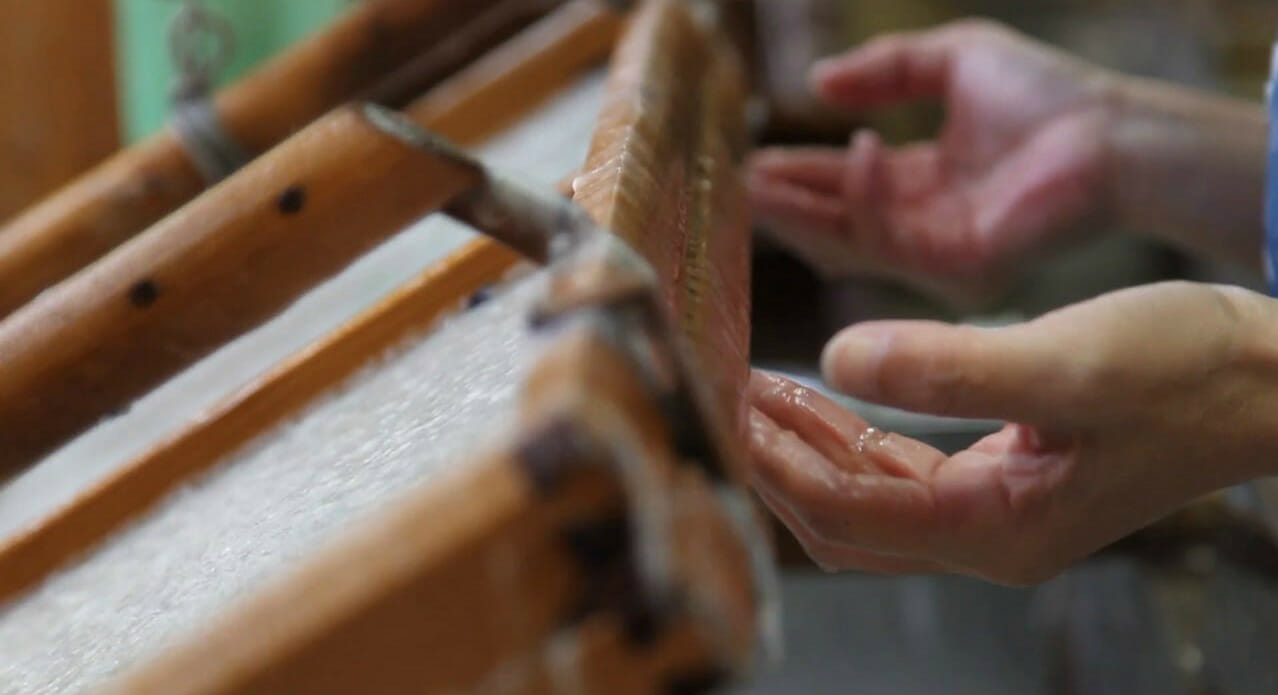 Come nasce la carta, a mano, da 800 anni: un video che emoziona