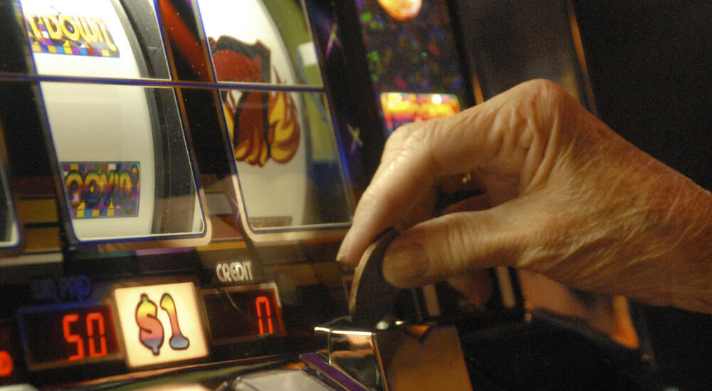 Fiori e libri al posto delle slot machine