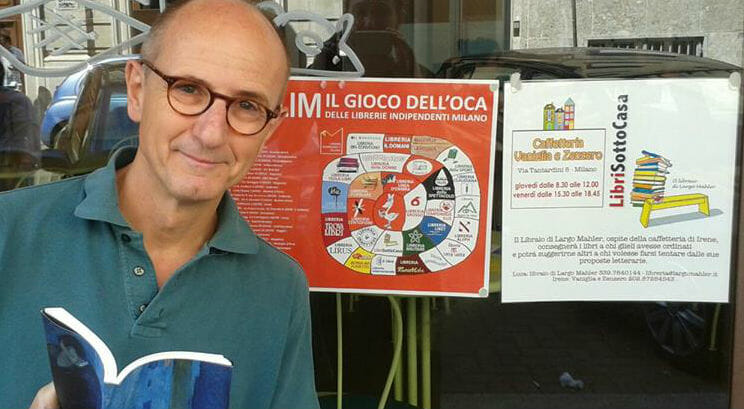 La sua libreria ha chiuso. Lui non si è arreso: ora consegna i libri a domicilio