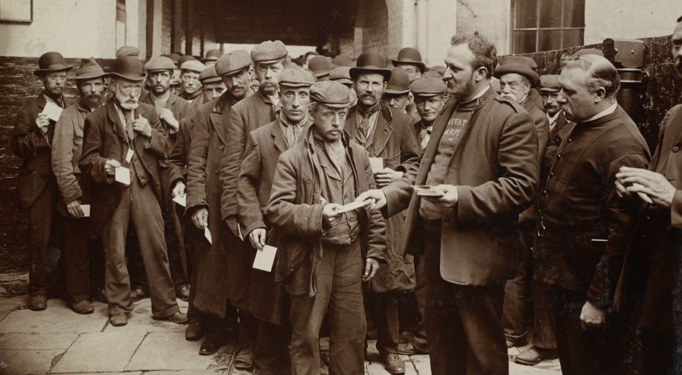 London - Uomini in fila di fronte all Esercito della Salvezza - Henry E