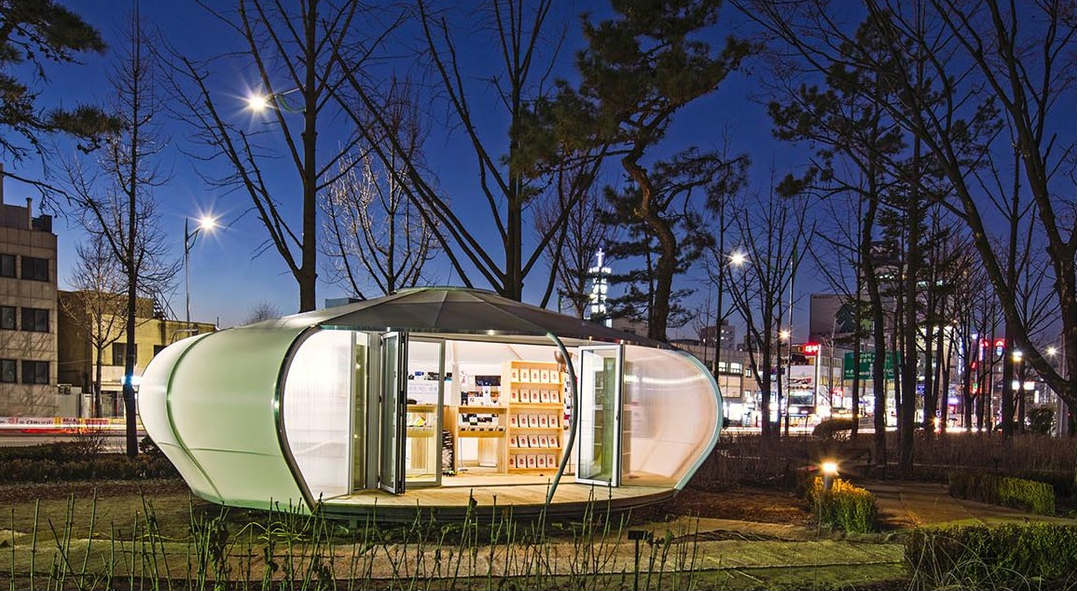 Una mini-biblioteca in mezzo al parco, che di notte si “trasforma” in una lanterna