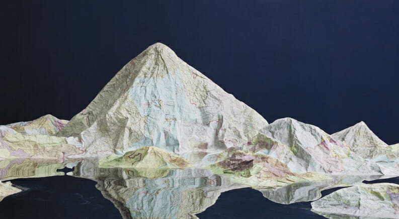 Paesaggi d’artista in 3D fatti con libri e mappe usati