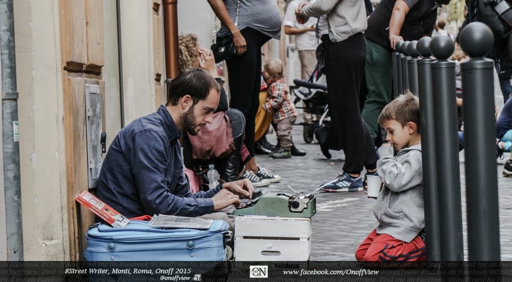 Lo scrittore che gira l’Italia e in strada regala ai passanti racconti scritti a macchina