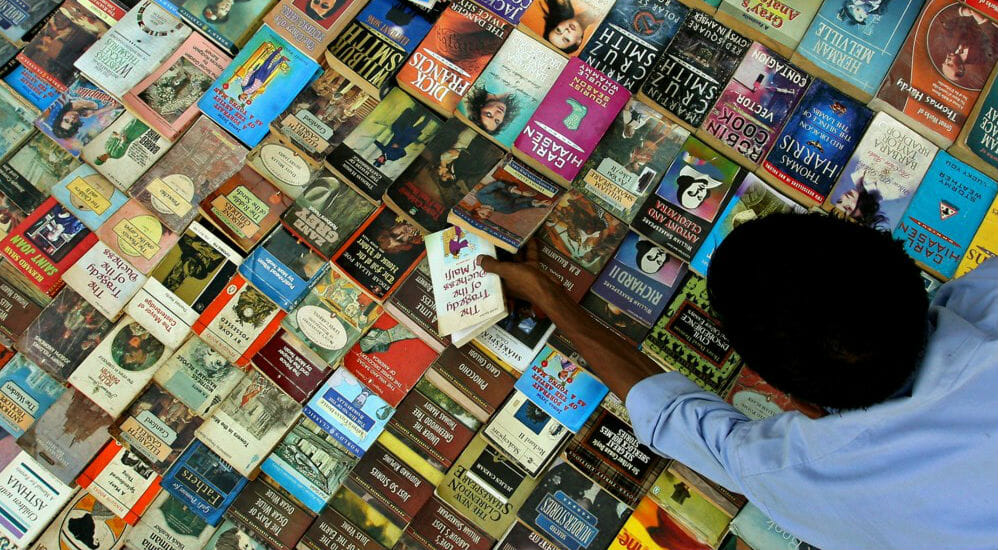 Un furgone carico di libri viaggia per l’India e promuove la lettura