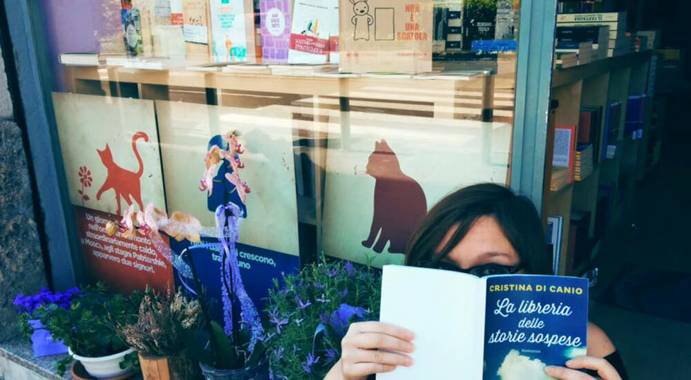 Una piccola libreria dalle pareti lilla, ricca di storie e sogni