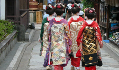 La maternità nel Giappone diviso tra tradizione e modernità: il nuovo romanzo di Viola di Grado