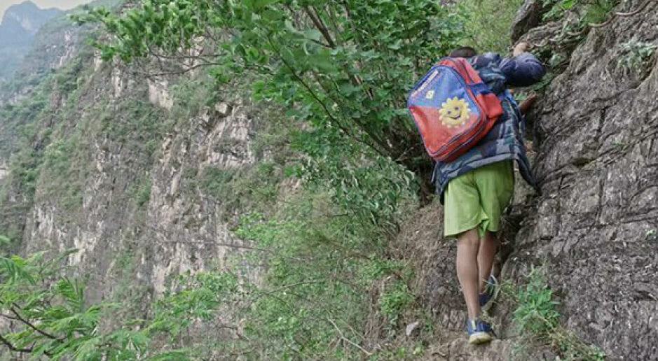 I bambini che ogni giorno scalano una montagna per andare a scuola