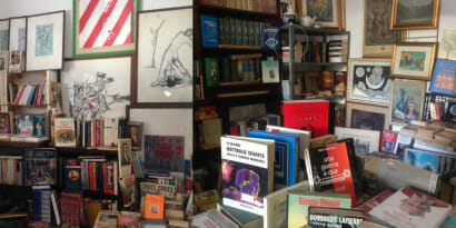 Daniele, il farmacista-libraio di Milano: migliaia di libri usati in un negozio senza elettricità