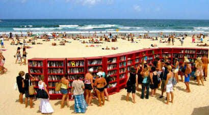 Il piacere di leggere in spiaggia e il successo delle biblioteche in riva al mare