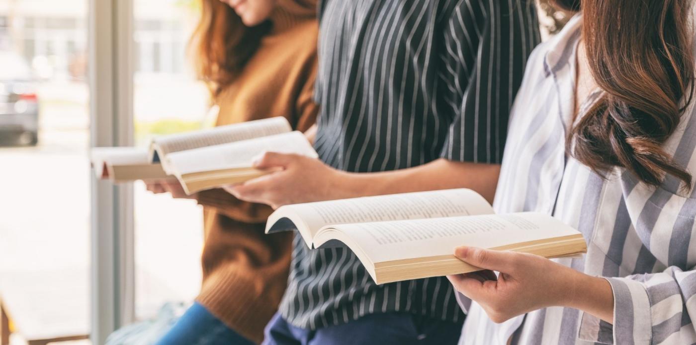 ragazzi e ragazze che leggono libri