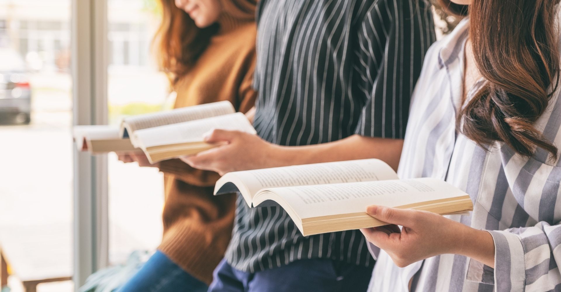 ragazzi e ragazze che leggono libri