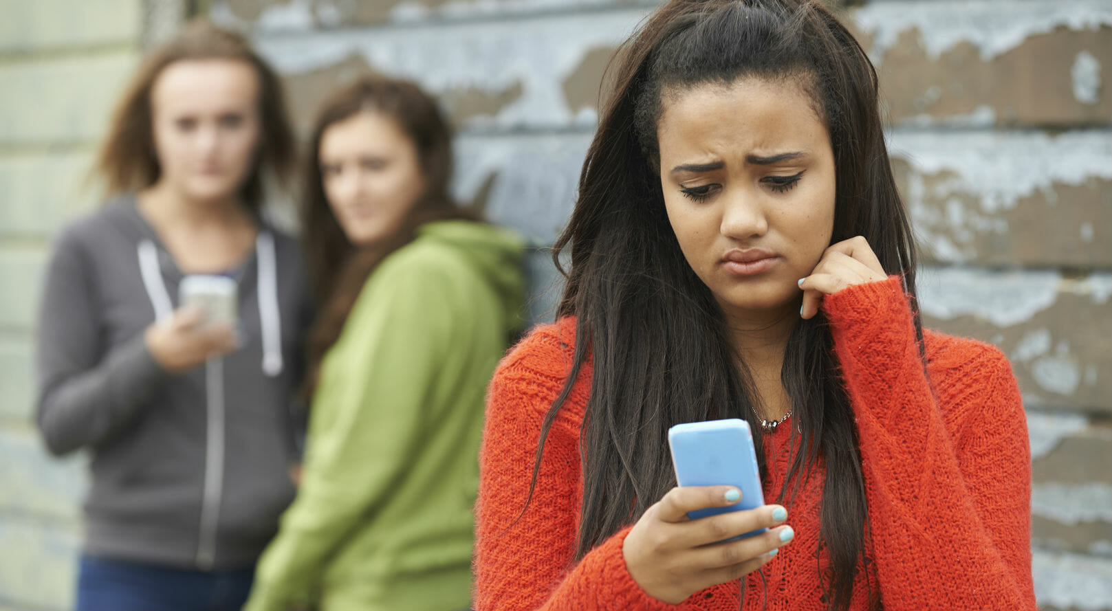 Gli adolescenti sono sempre stati così. La colpa non è dei social, ma...