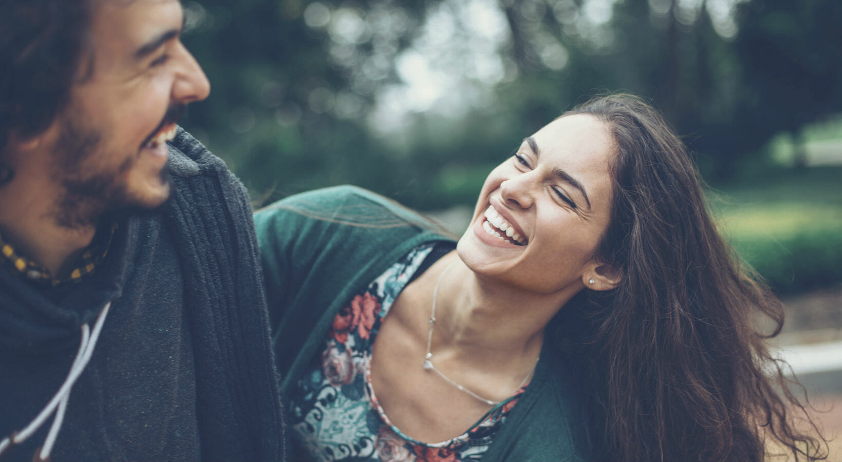 amore coppia ragazzi giovani innamorati fidanzati innamorati felicità