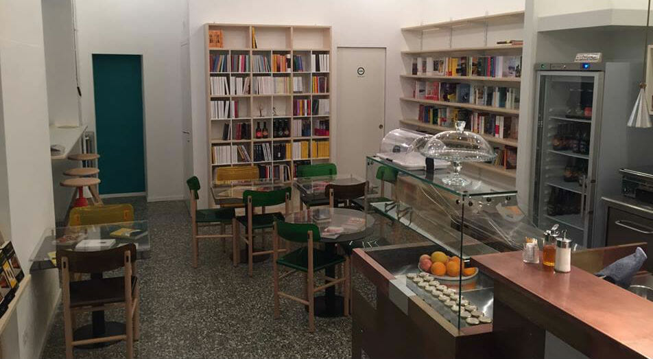 A Milano apre il caffè-libreria Lapsus: “Un luogo d’altri tempi”