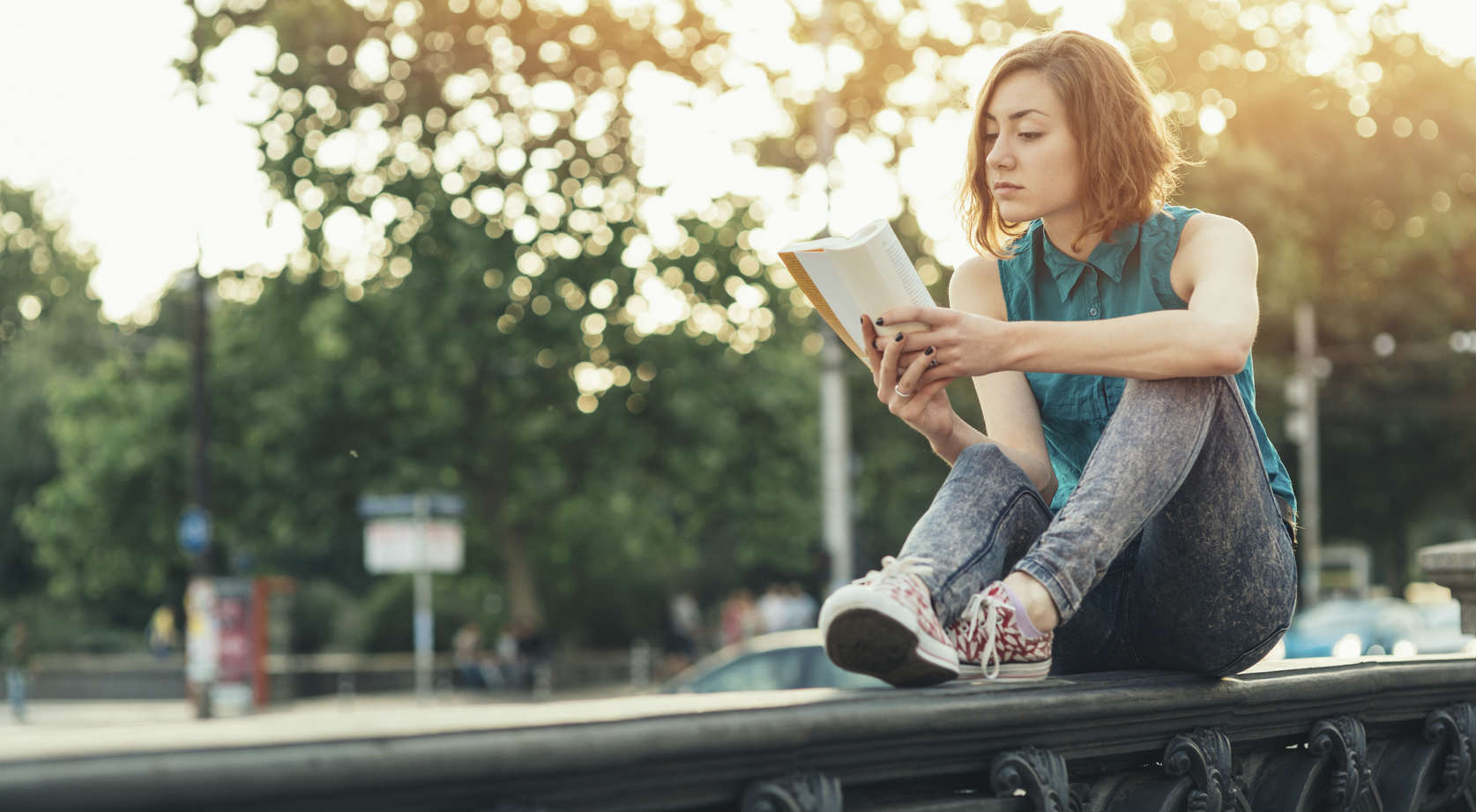 ragazza legge libro libri leggere lettrice lettore lettura adolescente