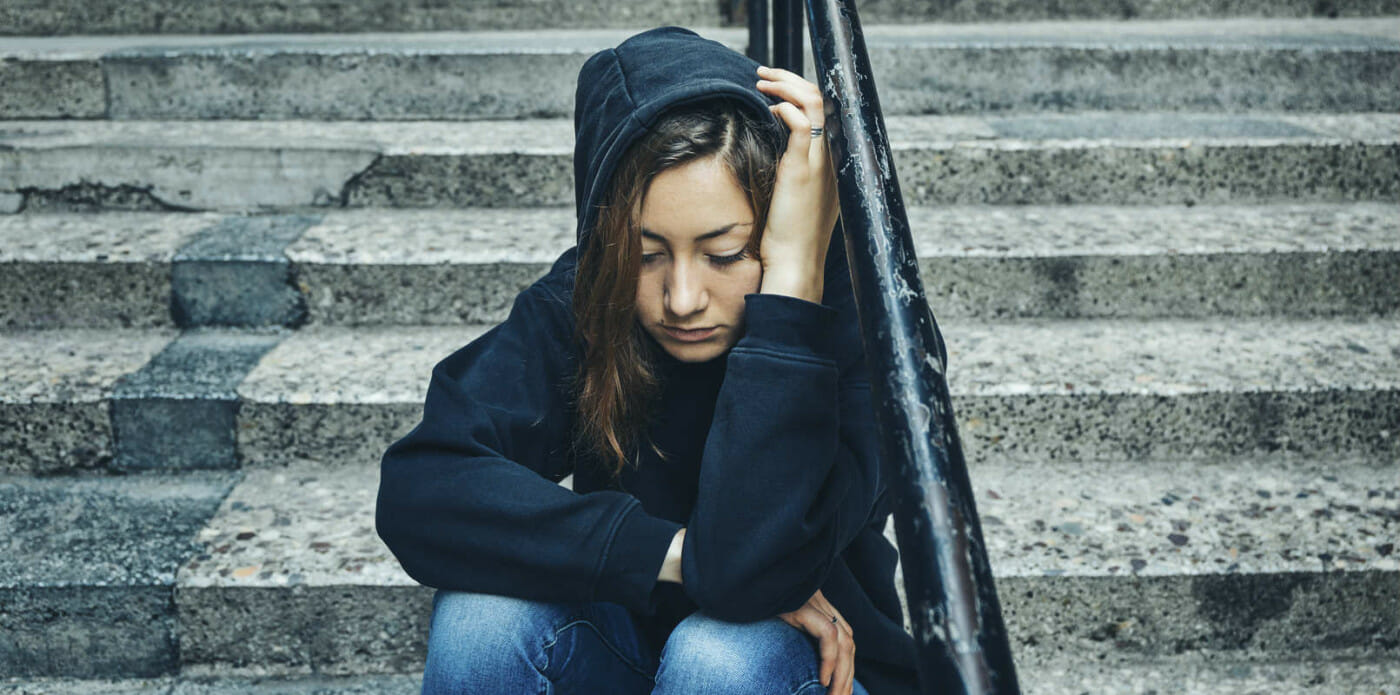 ragazza triste licenziata perde lavoro