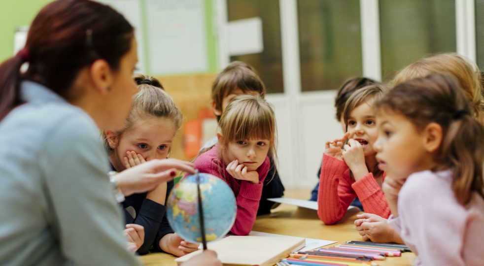 Risultati immagini per bambini a scuola