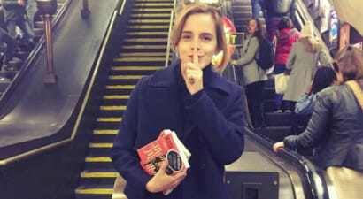 Il bookcrossing di Emma Watson, che lascia libri autografati in metropolitana