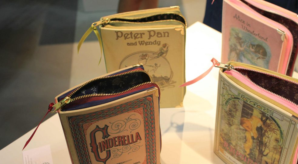 Risultati immagini per pochette a forma di libro